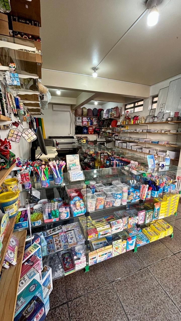 Prateleiras com produtos no interior da Papelita
